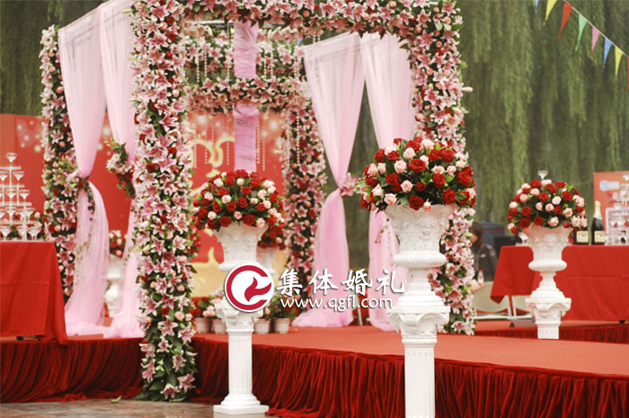 北京集体婚礼：红色系草坪集体婚礼