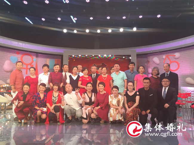 北京电视台《选择》节目录制大厅，看一对金婚夫妇50年风雨走来，8对集体婚礼新人送上祝福