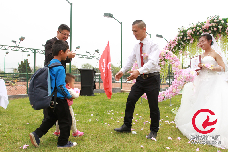 青岛集体婚礼新观察，新人带着两个孩子参加集体婚礼已成常态